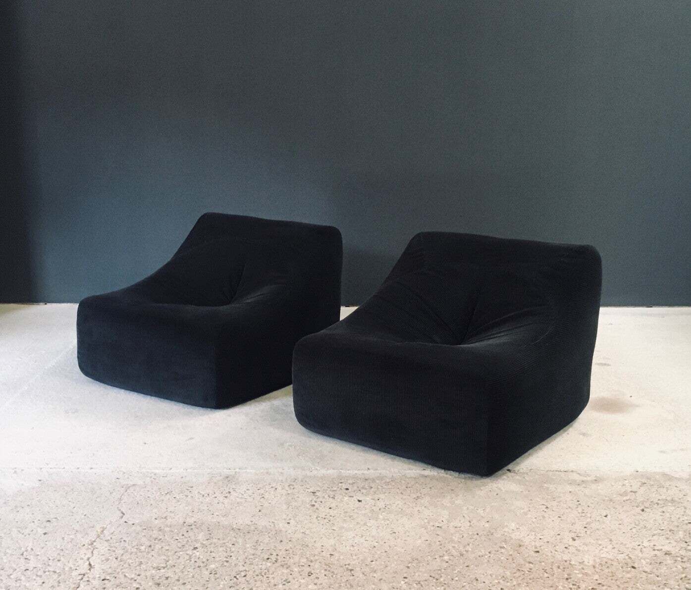 photo for sale Set Van Twee Mid Century Modern Fauteuils, Frans Design, Jaren 1970, Corduroy Bekleding