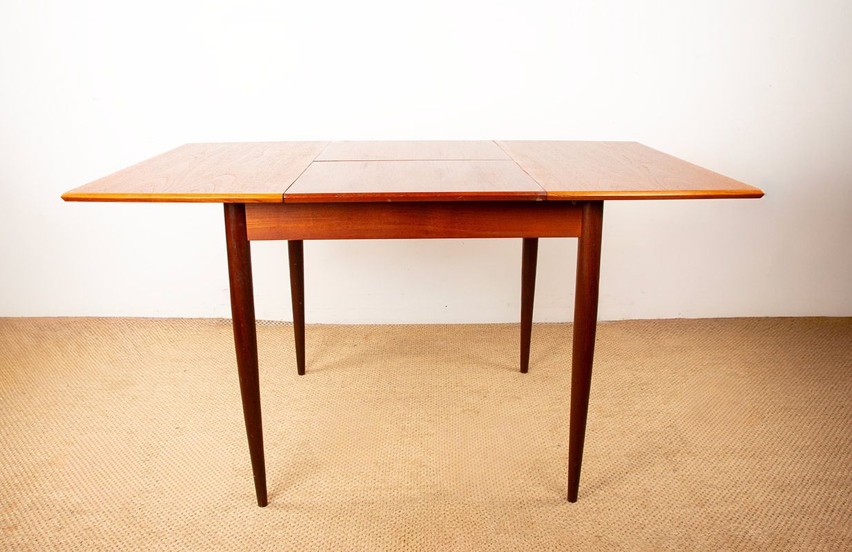photo buy Petite table à manger danoise carrée/oblongue extensible en teck, années 1960.