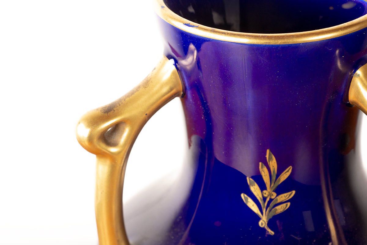 Décoration Grand vase de style néoclassique en porcelaine, motifs bleu cobalt et or, manufacture Pinon Heuzé, 1930. photo