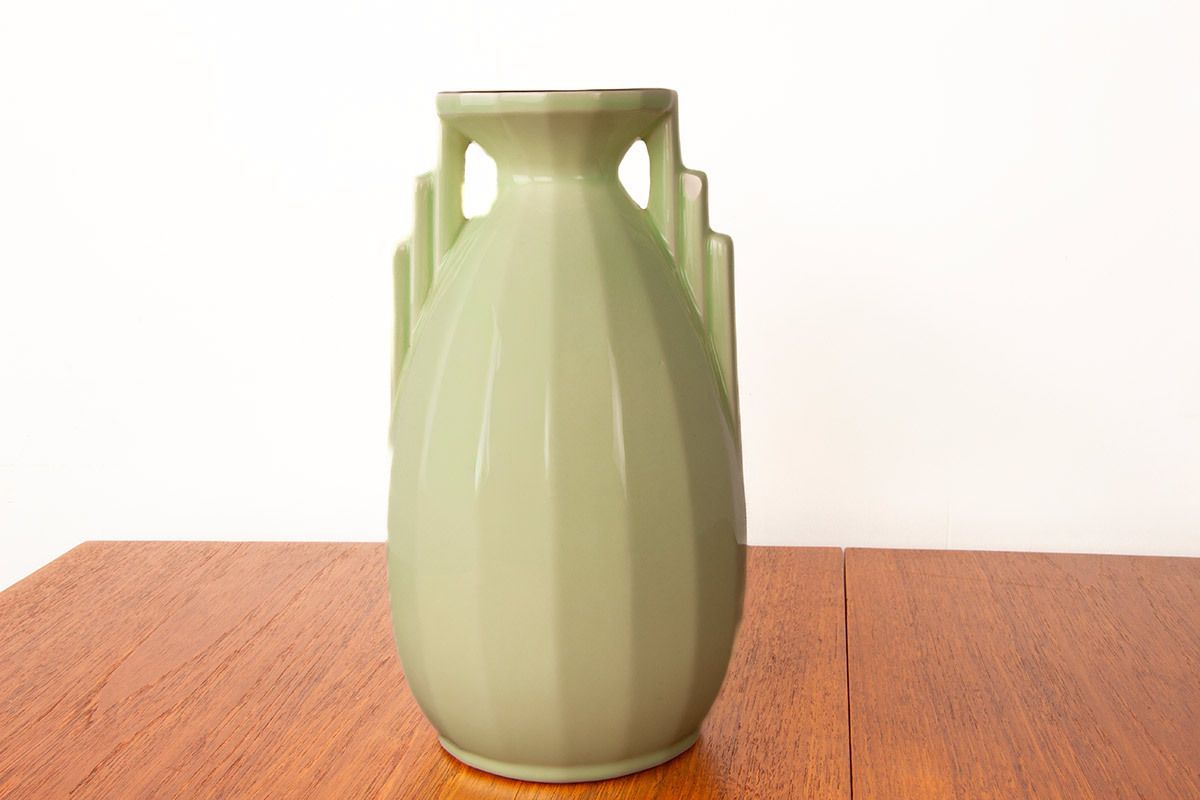 Vase Art déco en faïence fine vert pomme, par la manufacture Digoin Sarreguemines, 1960.