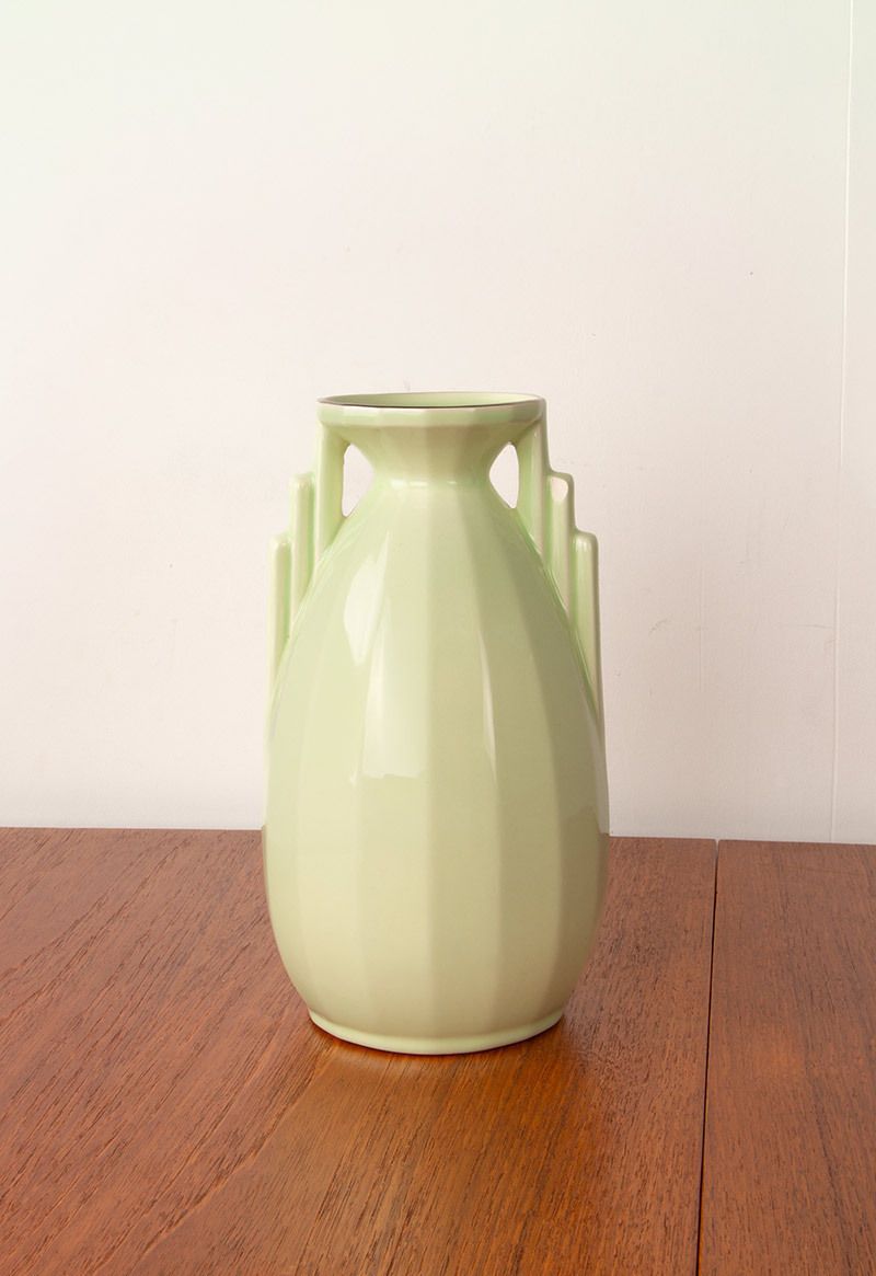 photo furniture Vase Art déco en faïence fine vert pomme, par la manufacture Digoin Sarreguemines, 1960.