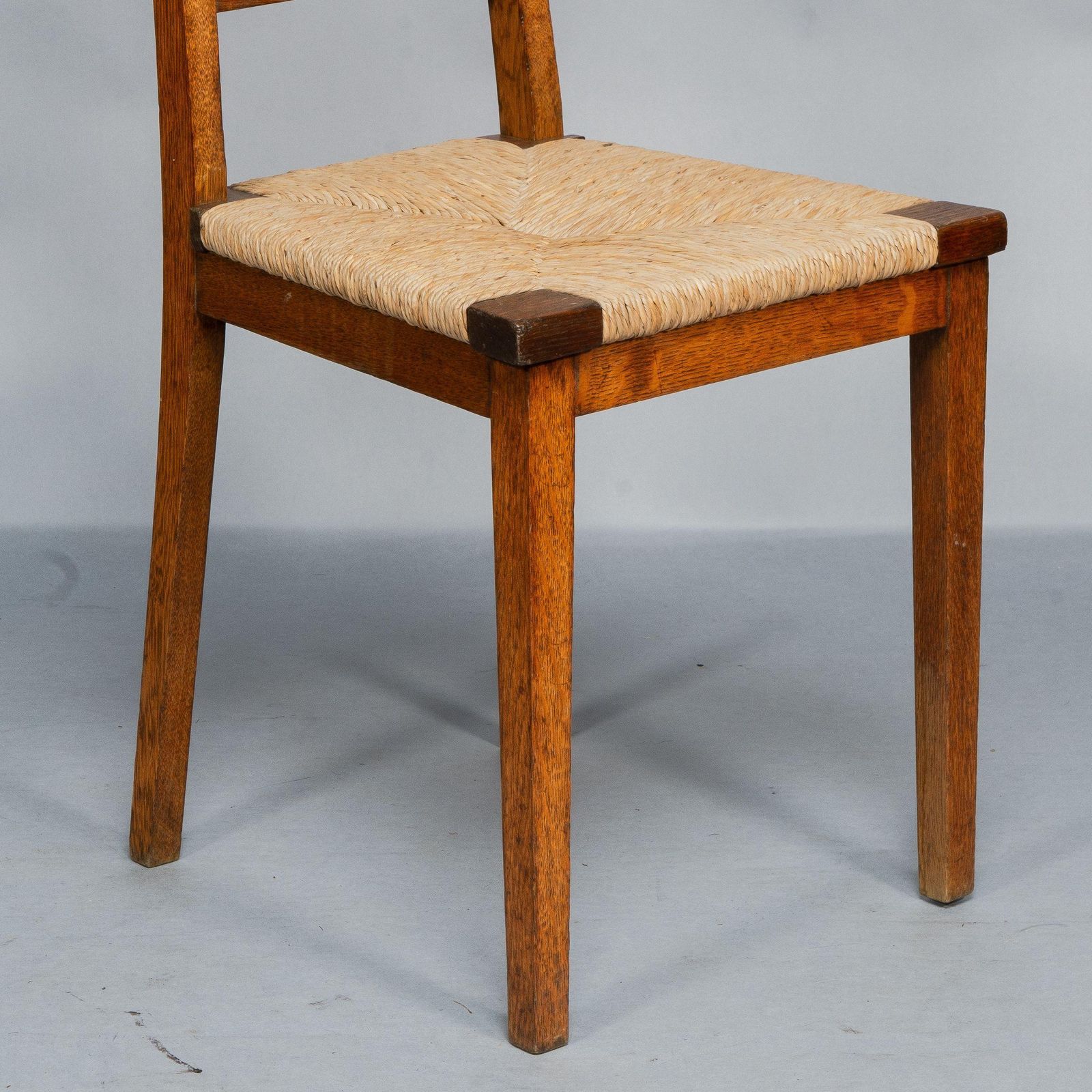 photo vinterior Wylie & Lochhead. Pair Of Arts & Crafts Oak Side Chairs