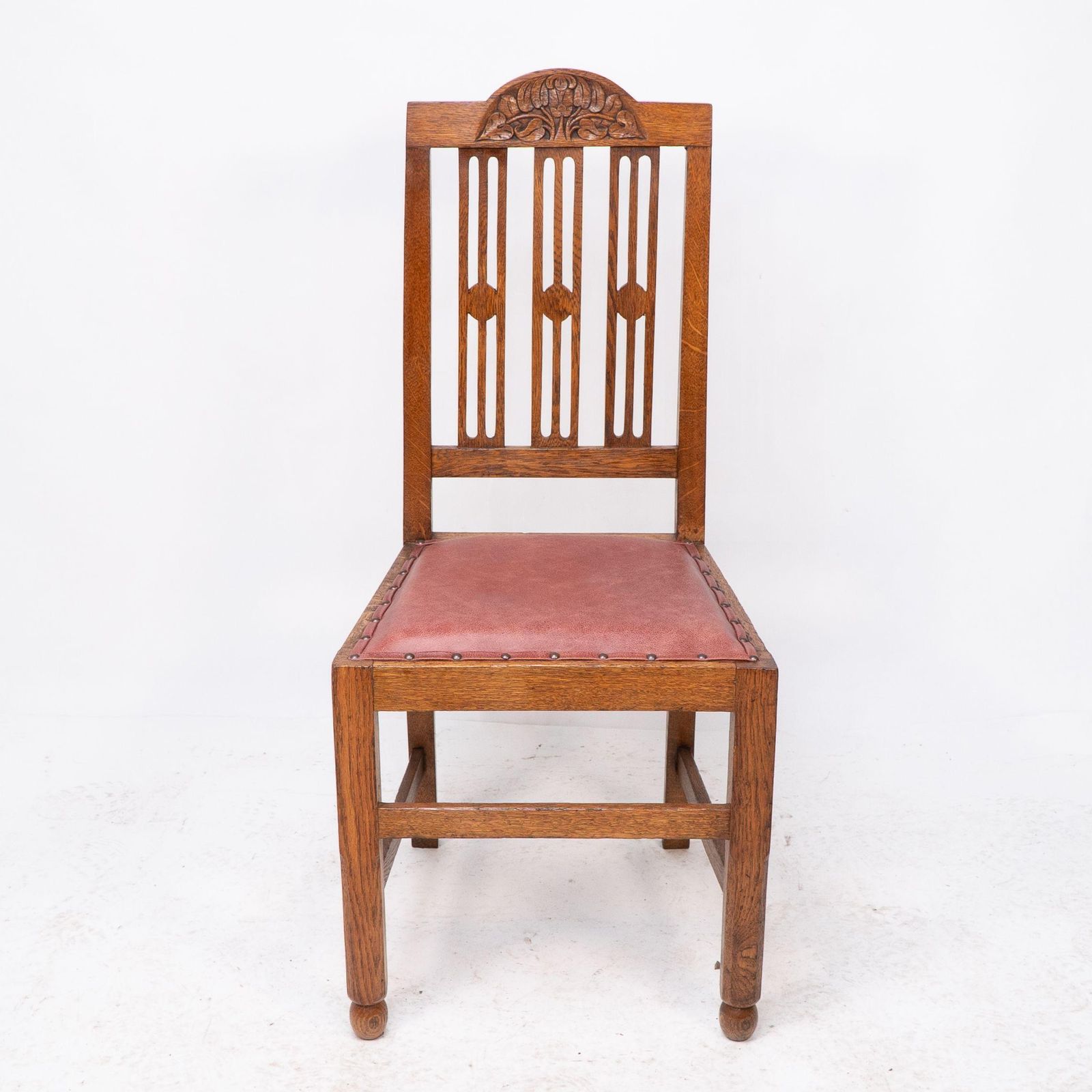 2652.0 A Set Of Four Arts And Crafts Dining Chairs With Nicely Carved Floral Decoration photo