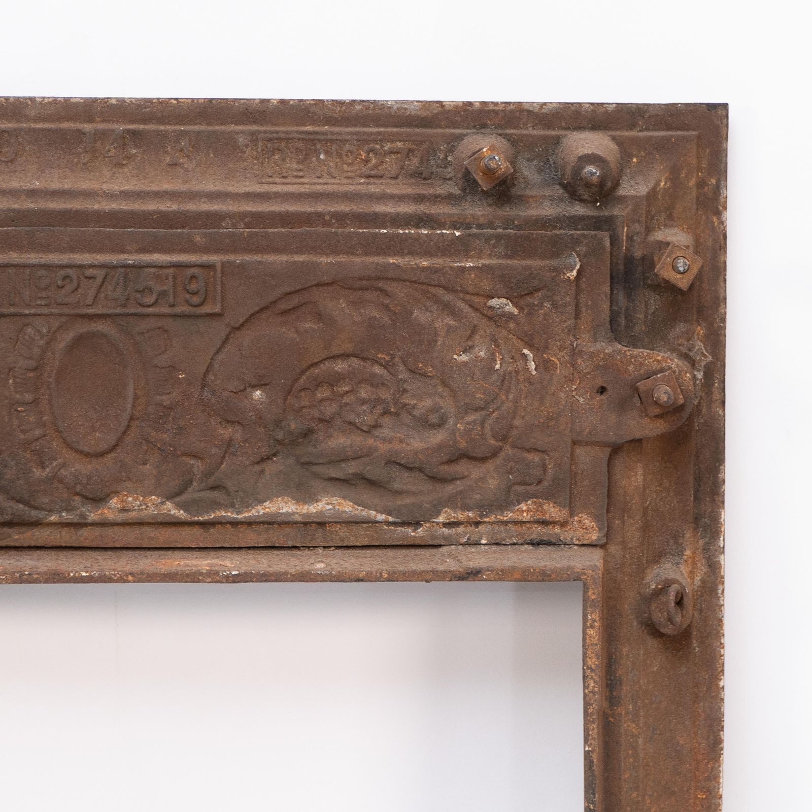 photo vintage A Late Victorian Fireplace With Stylized Floral Details To The Top