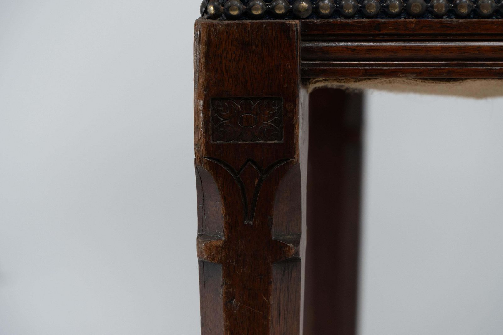 photo vintage A Set Of Four Aesthetic Movement Oak Dining Chairs With Carved Decoration