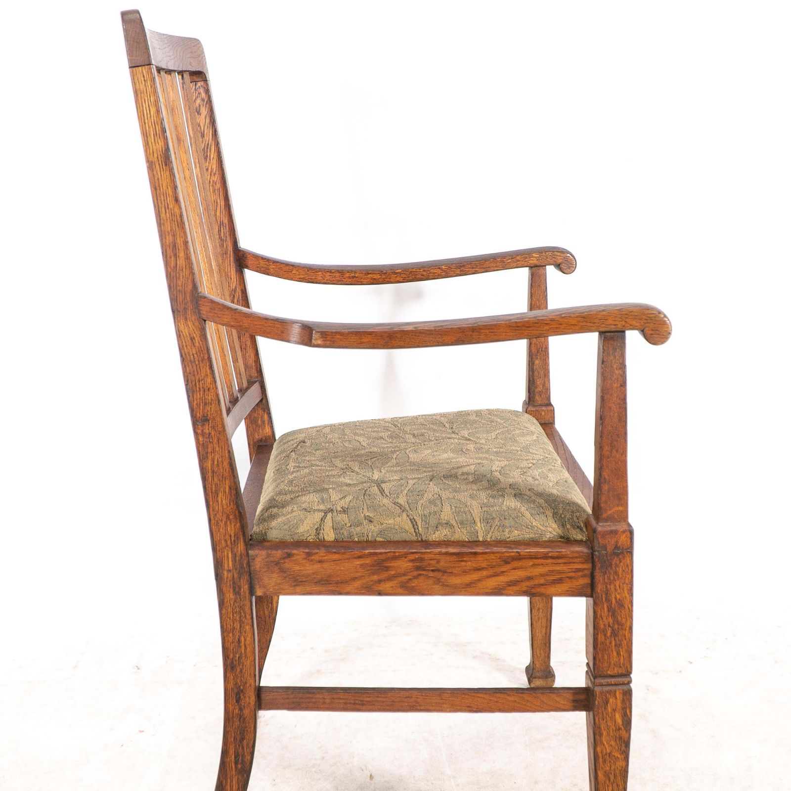photo vintage Shapland And Petter. A Pair Of Arts And Crafts Oak Armchair