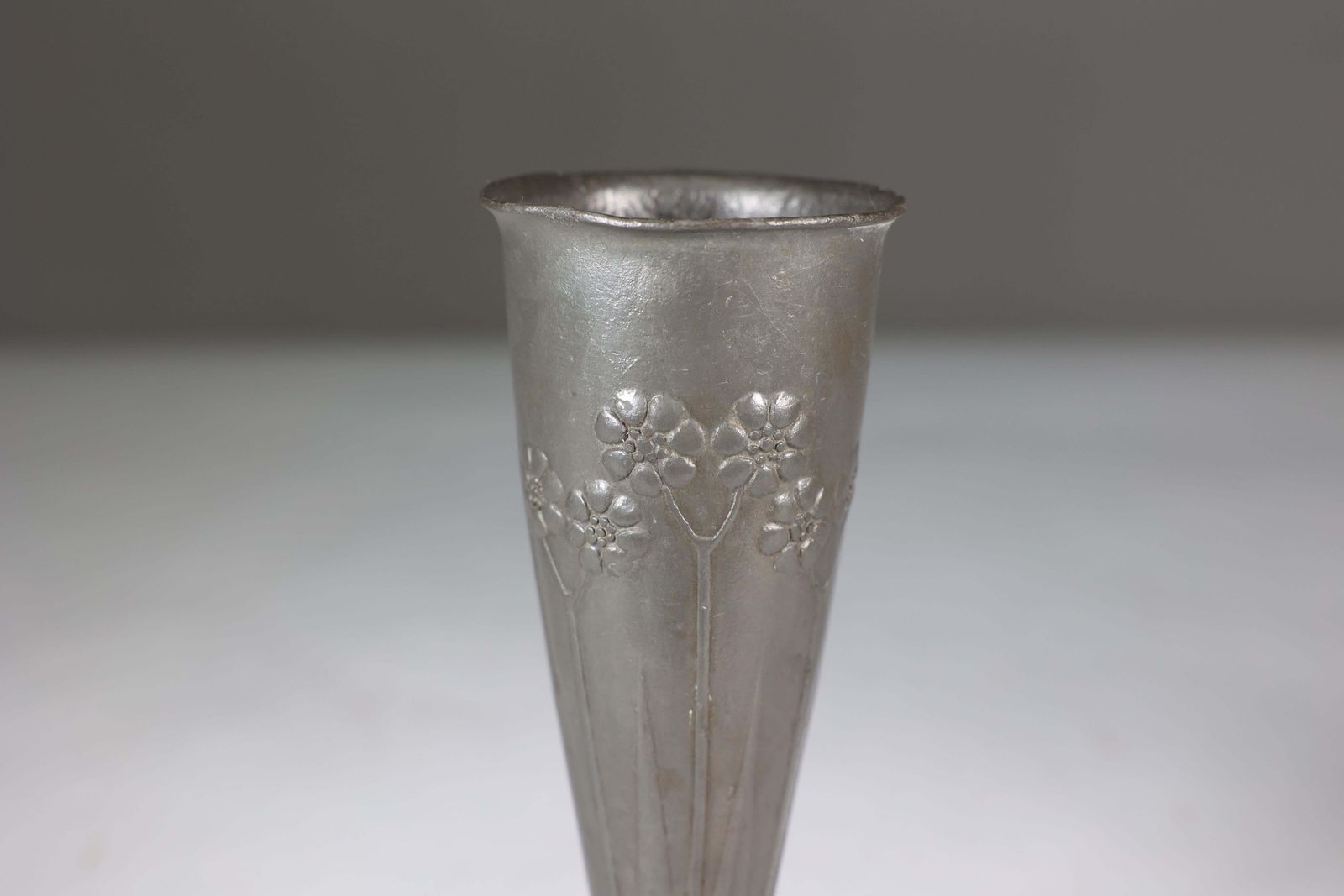 photo vinterior Liberty And Co. A Pair Of Tudric Pewter Vases