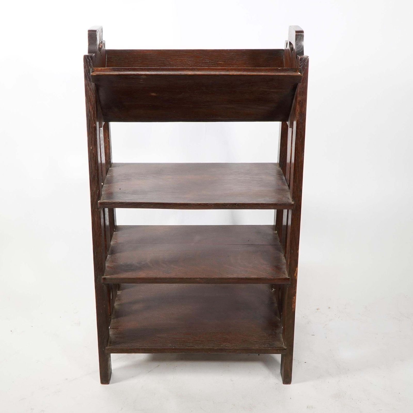 Lakeside Craft Shop. An American Arts And Crafts Oak Bookcase photo furniture