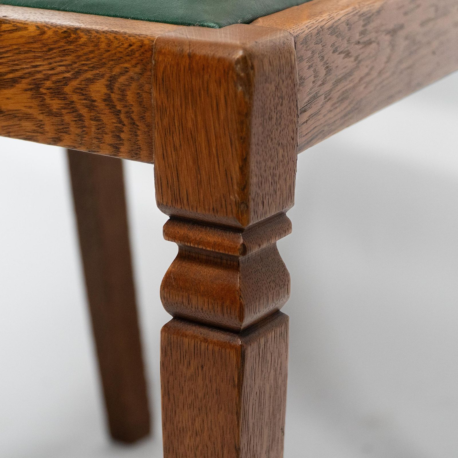 photo vinterior Shapland And Petter. A Set Of Four Arts And Crafts Oak Dining Chairs