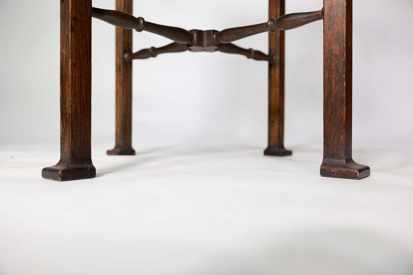 photo vintage An Arts And Crafts Walnut Plant Stand With A Shaped Top And Ribbed Style Sides