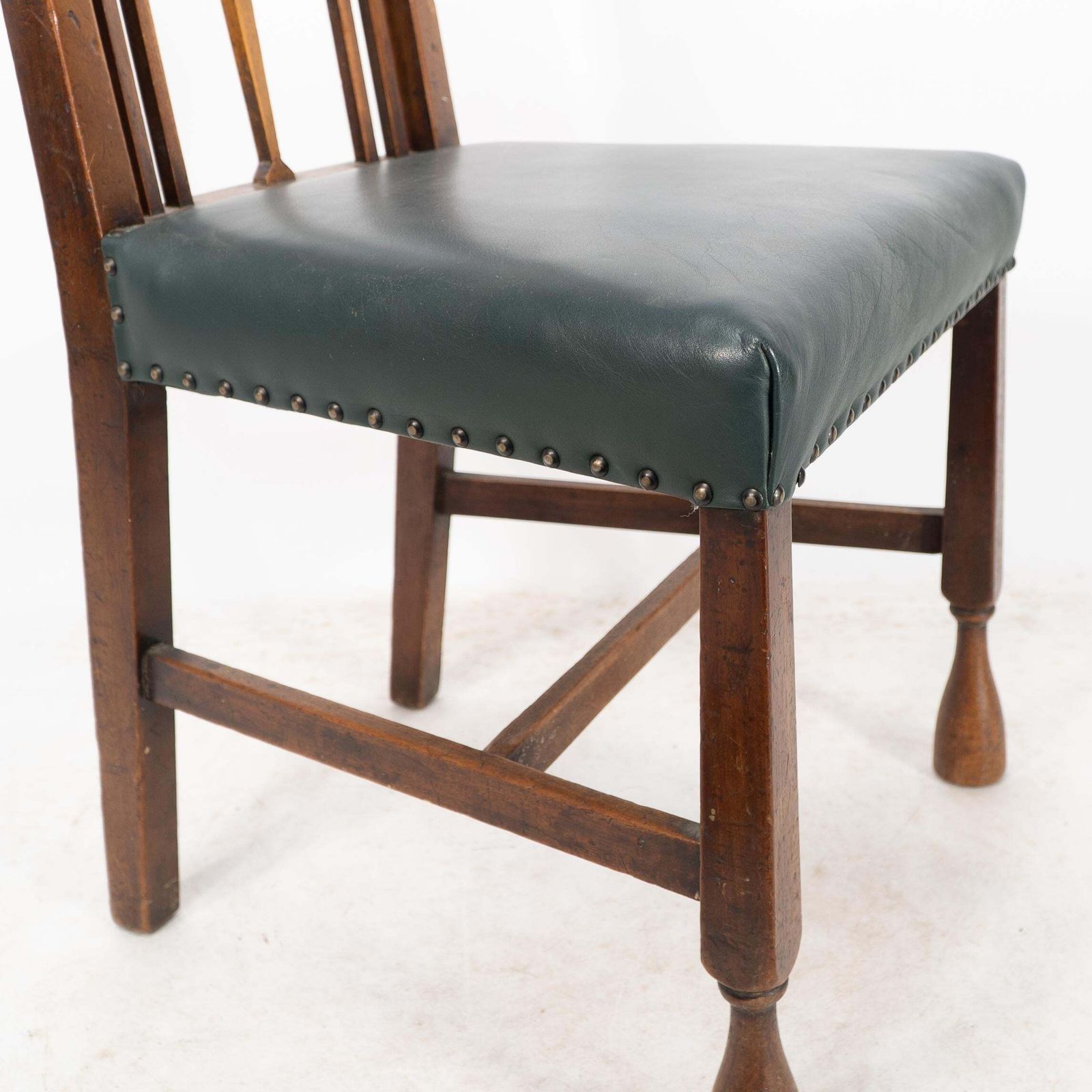 photo vinterior Liberty & Co. Attr. Set Of 3 Dining Chairs With Voysey Style Inlaid Pewter Heart