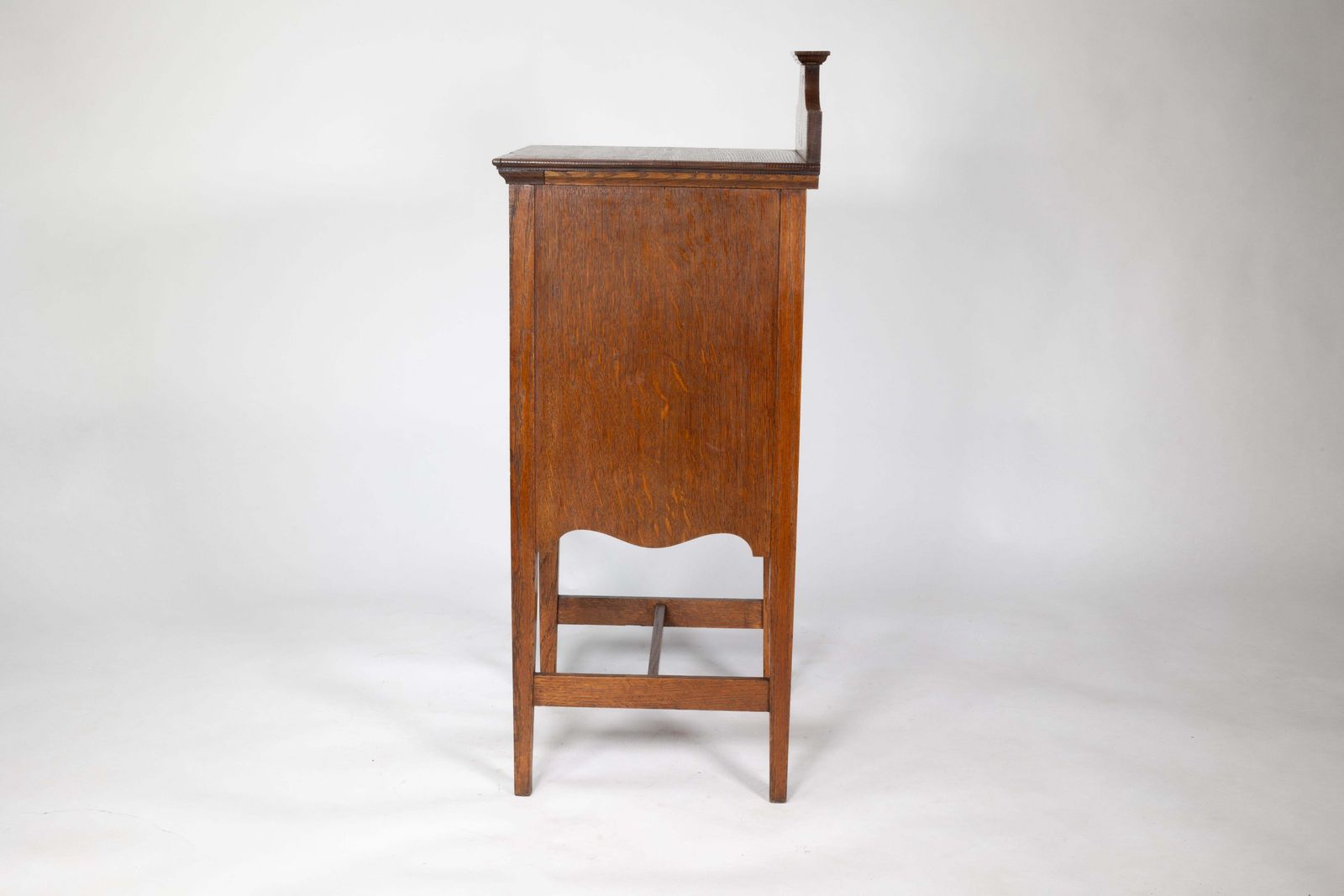 Shapland And Petter. An Arts And Crafts Oak Bedside Cabinet photo vinterior