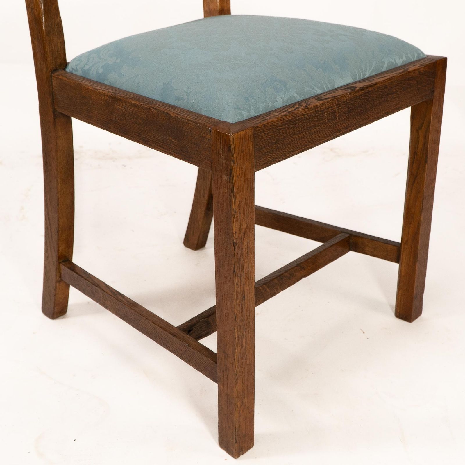 photo vinterior Heals. Set Of 4 Arts & Crafts Oak Lattice Back Dining Chairs & Blue Damask Seats