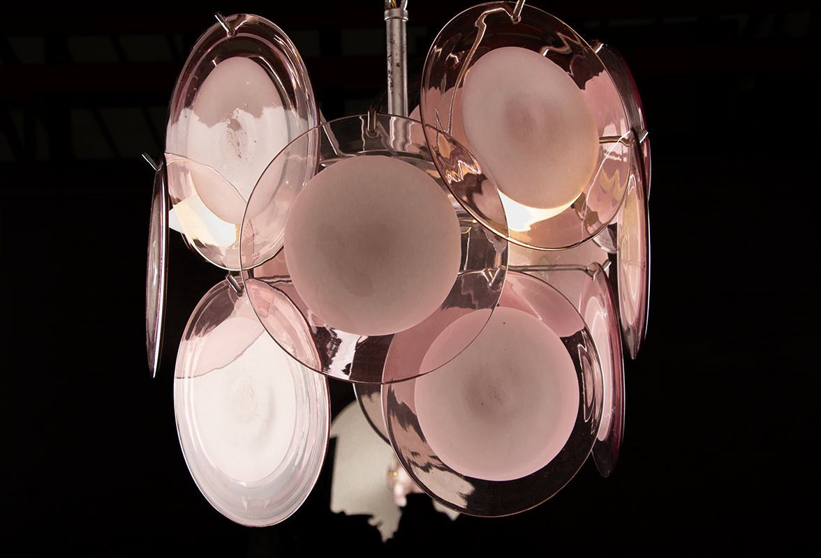 Lustre « Space Age » composé de 15 pendentifs roses et blancs en verre de Murano, modèle « Disc » par Gino Vistosi, 1970. photo vinterior