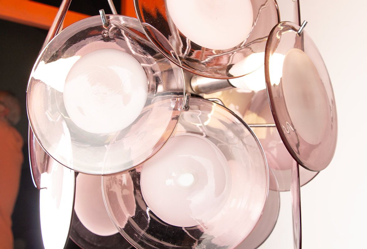 photo buy “Space Age” Chandelier Made Of 15 Pink And White Pendants And Murano Glass, “Disc” Model By Gino Vistosi 1970.