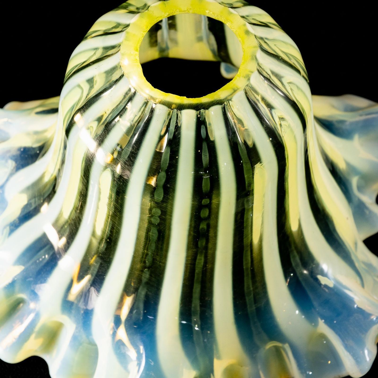 photo vintage A Pleated Vaseline Shade, Consisting Of Alternating Stripes And A Ruffled Rim.