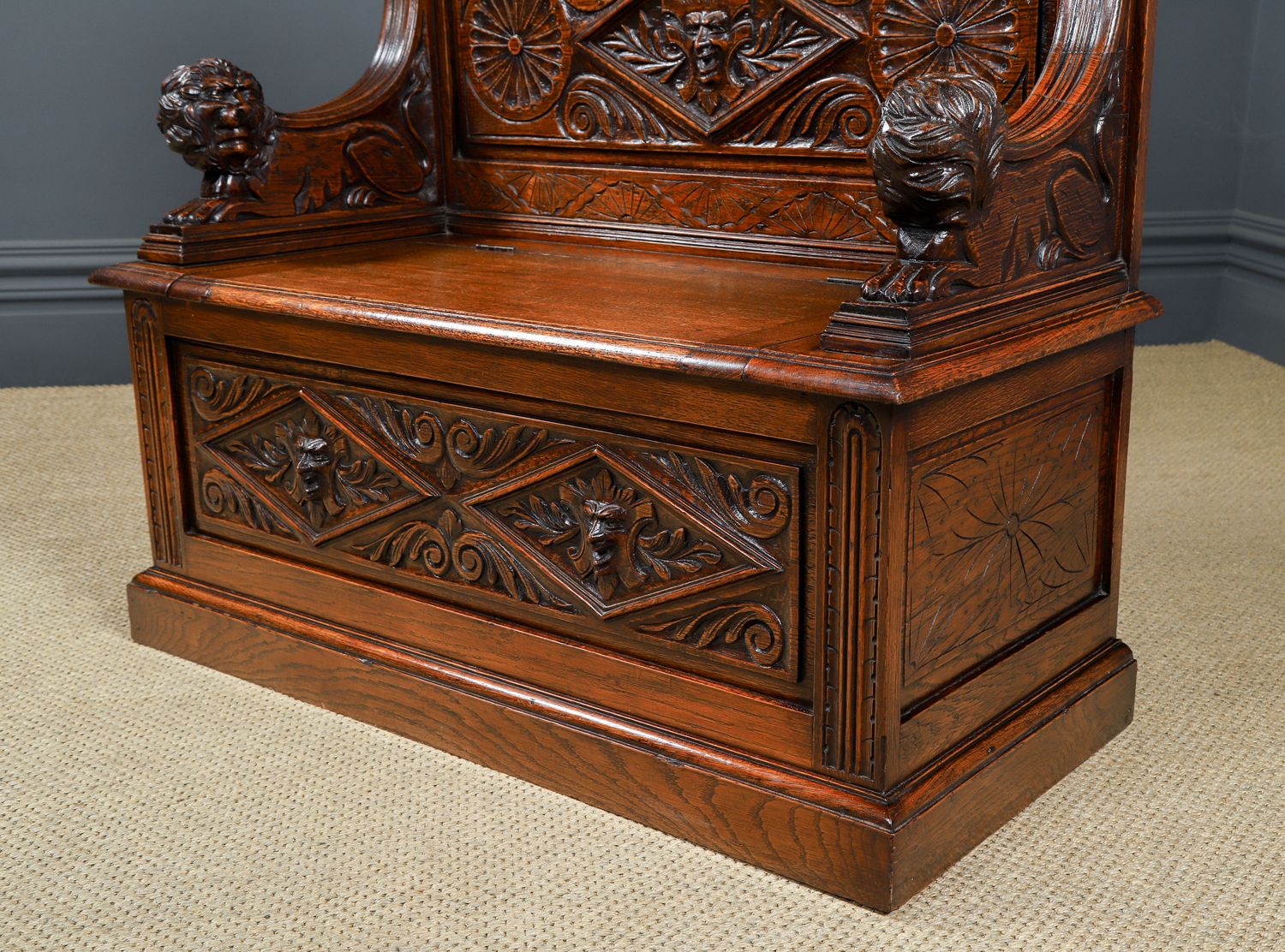 photo vintage Small English Victorian Carved Oak Bench Monks Kitchen Hall Settle (Circa 1880)