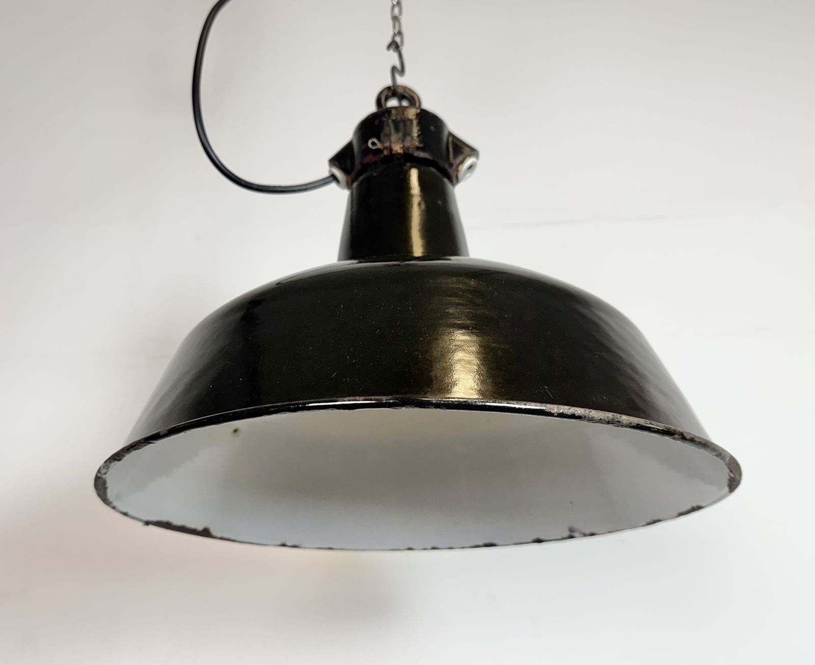 photo vinterior Industrial Black Enamel Factory Lamp With Cast Iron Top, 1950s