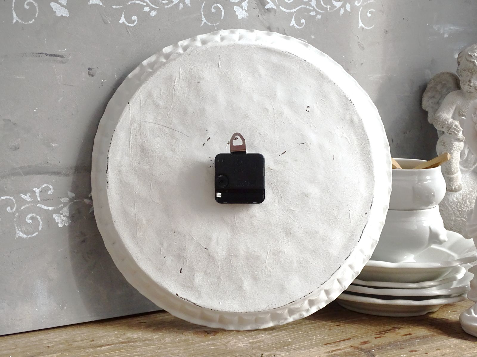 Horloge murale ronde en métal blanc, décoration murale Shabby Chic photo for sale