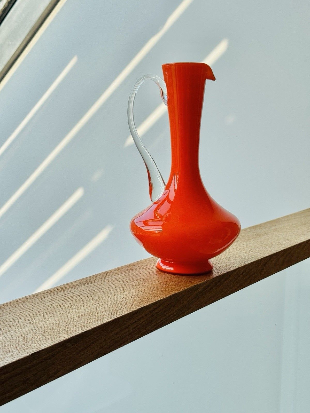 photo vintage Vintage 1970s Italian Empoli Fiorentina Orange Opaline Glass Jug, Clear Handle