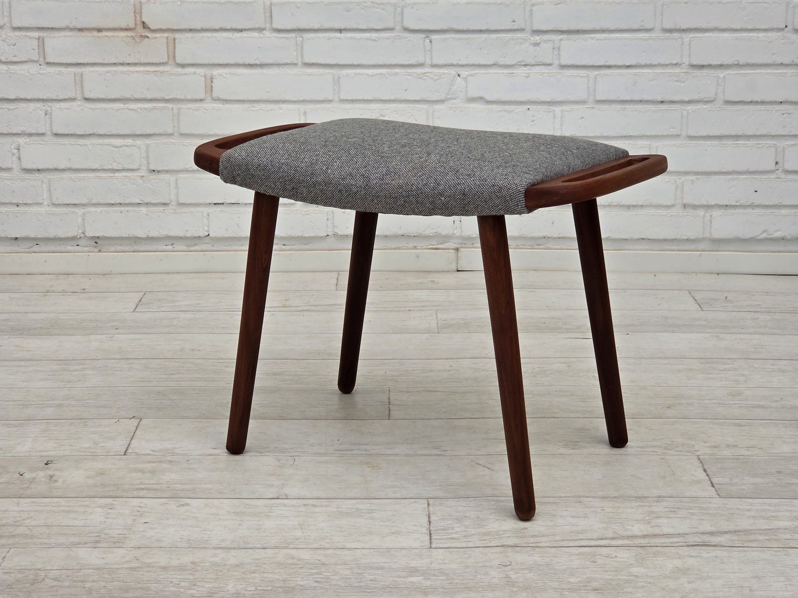 photo vintage 1970s, Danish High Backed Armchair, Wool, Teak Wood.