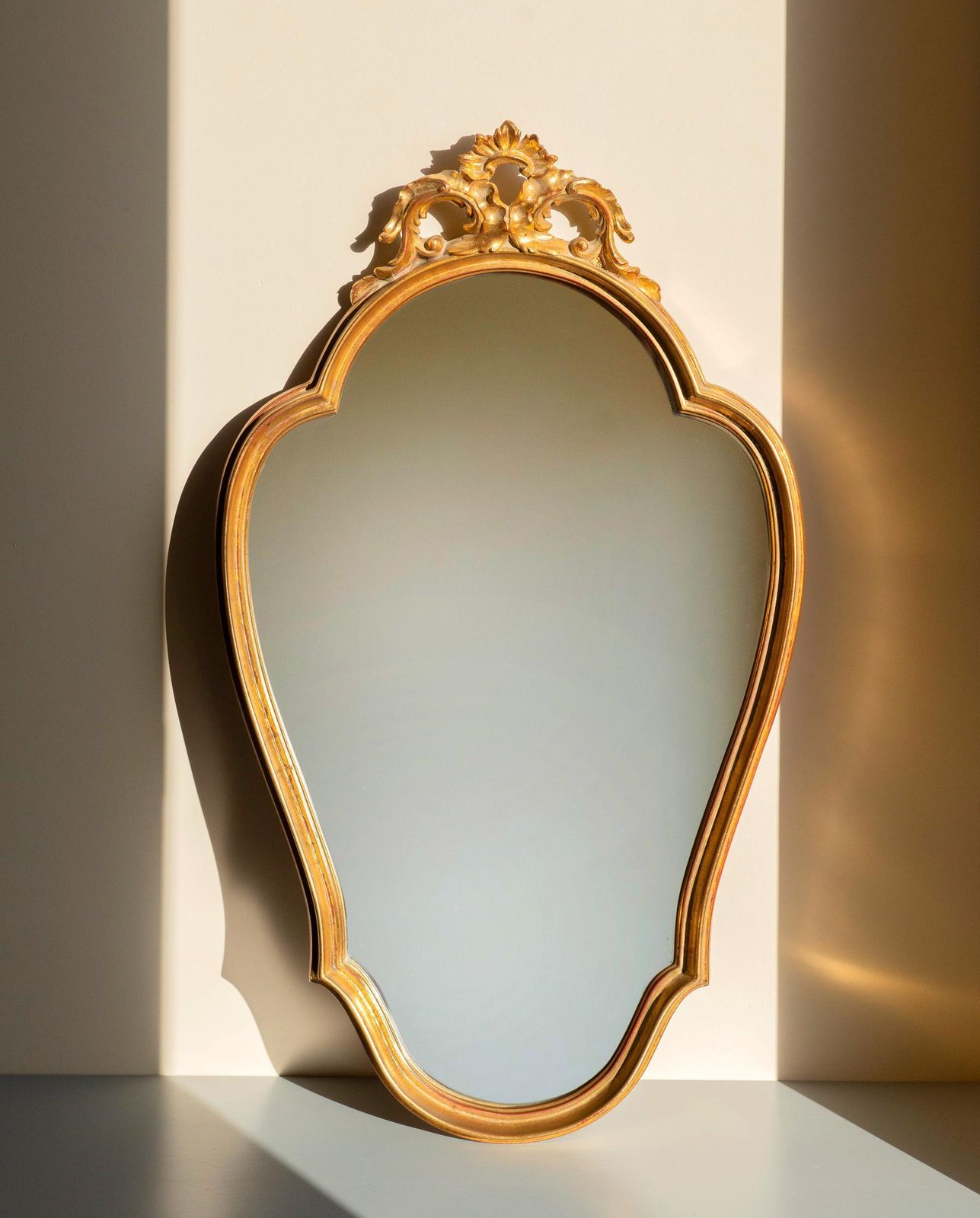 Grand miroir doré Deknudt, miroir en arche belge, miroir mural baroque, cadre en feuille d'or festonné, fabriqué en Belgique photo furniture