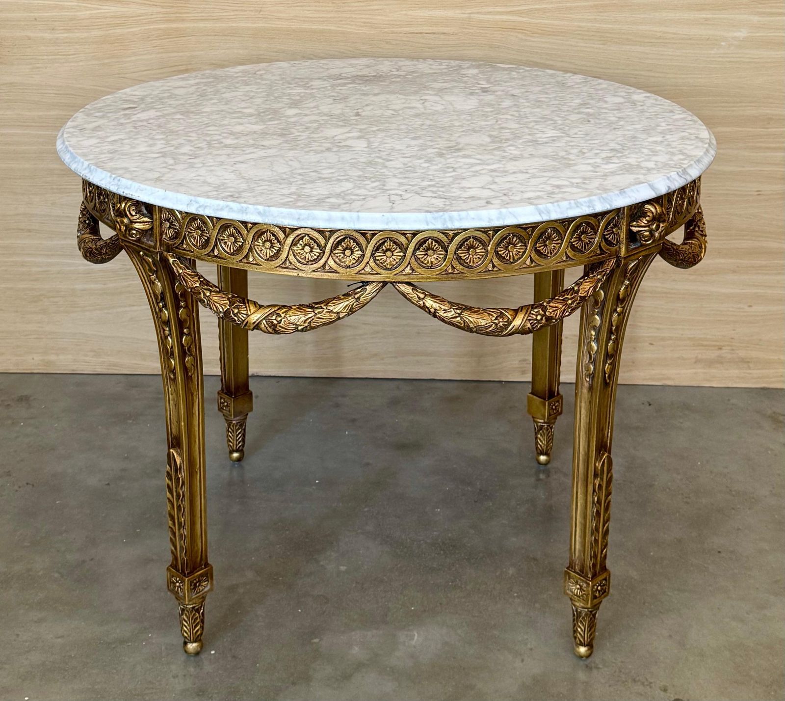 Table centrale ovale de style Louis XVI Belle Époque, en bois doré sculpté, plateau en marbre photo for sale