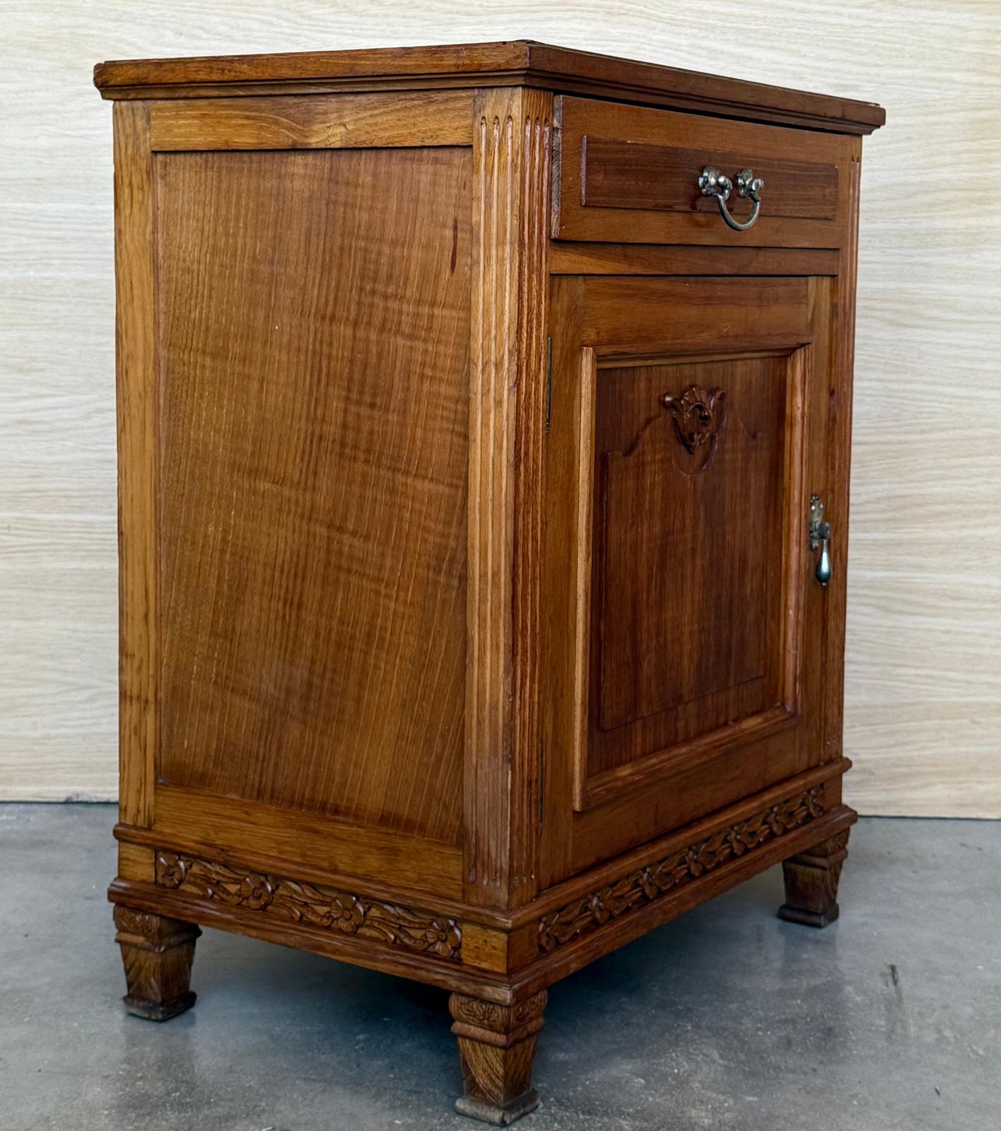 Tables de chevet Art déco françaises en noyer, plateau en marbre, années 1930, lot de deux photo buy