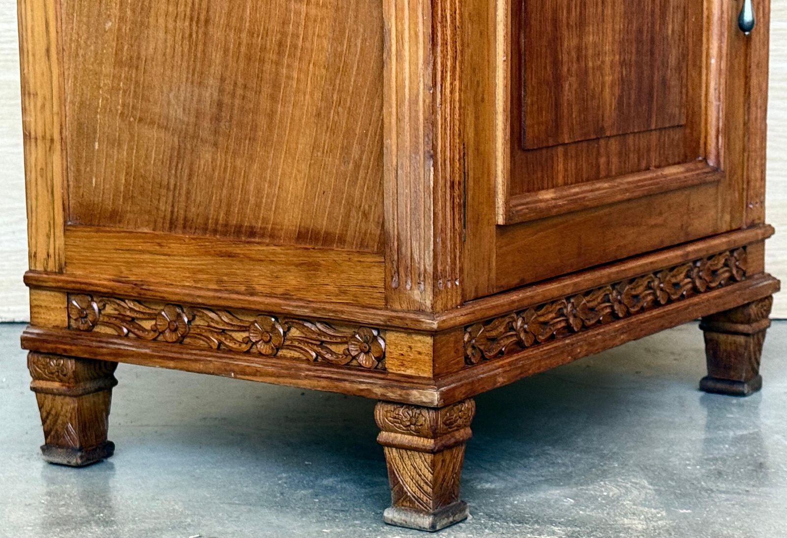 photo vintage Tables de chevet Art déco françaises en noyer, plateau en marbre, années 1930, lot de deux