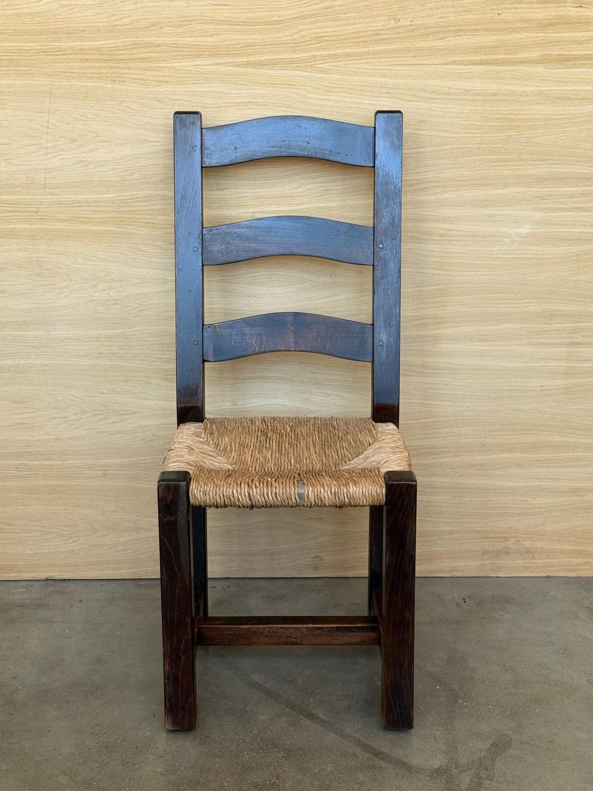 Ensemble de six chaises espagnoles en noyer massif avec assise cannée, XIXe siècle photo furniture