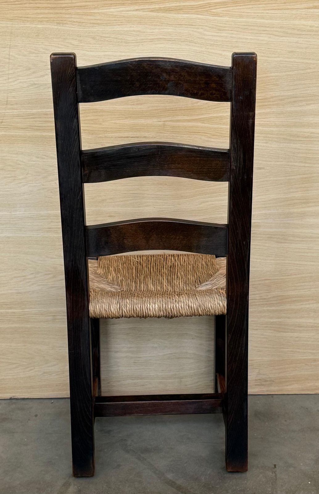 Ensemble de six chaises espagnoles en noyer massif avec assise cannée, XIXe siècle photo vinterior
