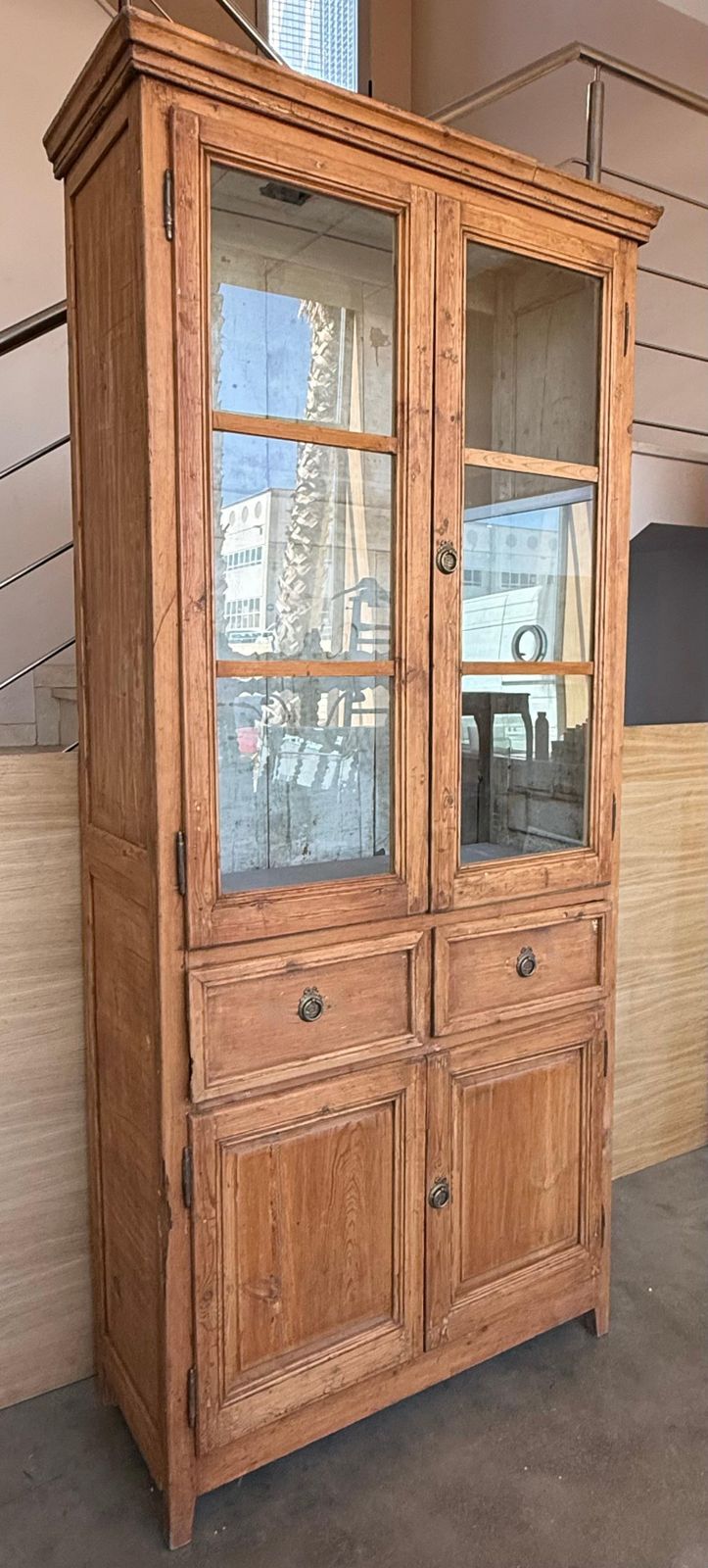 Armoire ou bibliothèque XIXe siècle, grande et étroite, avec vitrine en verre, en pin photo for sale