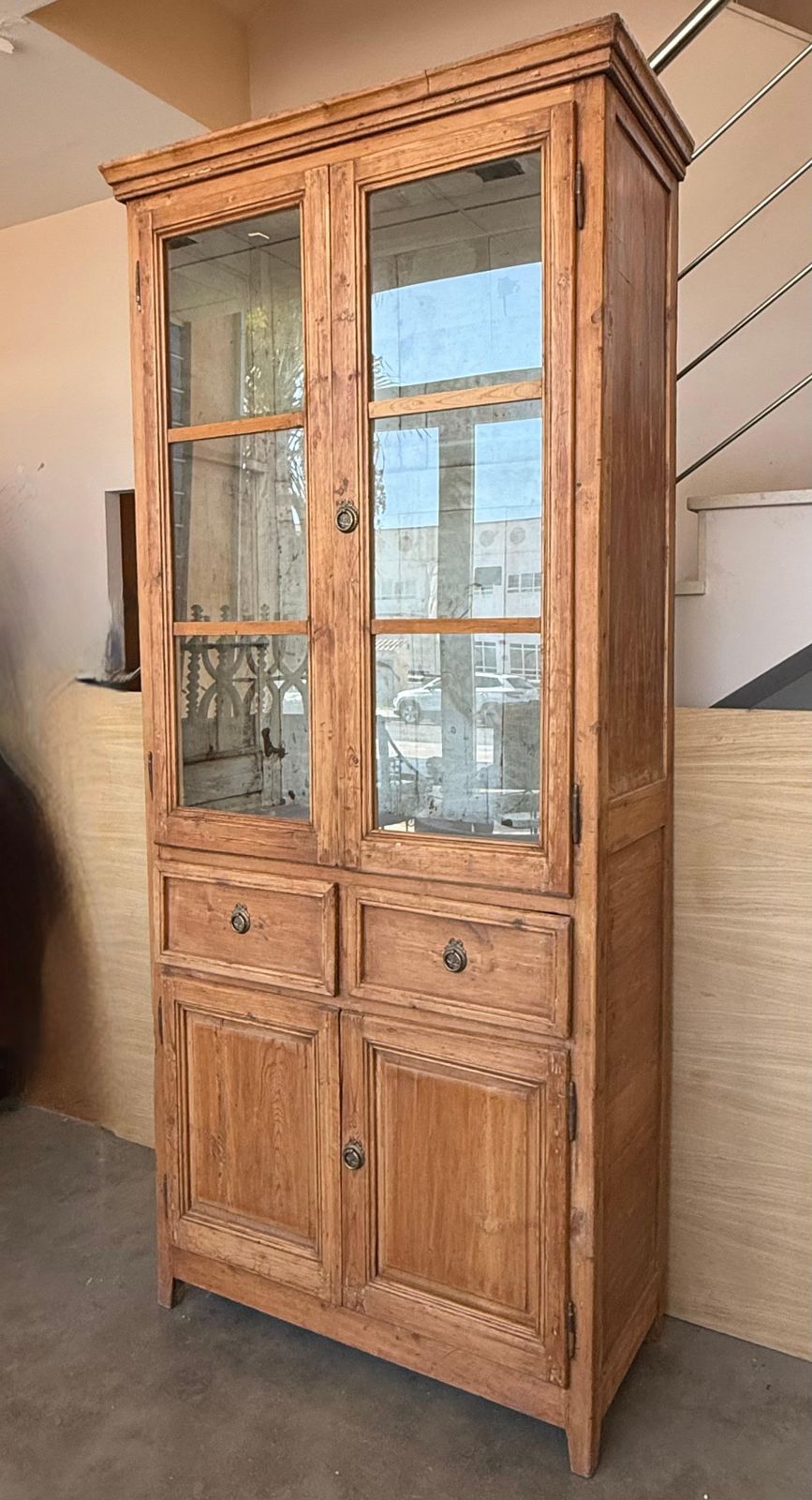 Armoire ou bibliothèque XIXe siècle, grande et étroite, avec vitrine en verre, en pin photo Mobilier