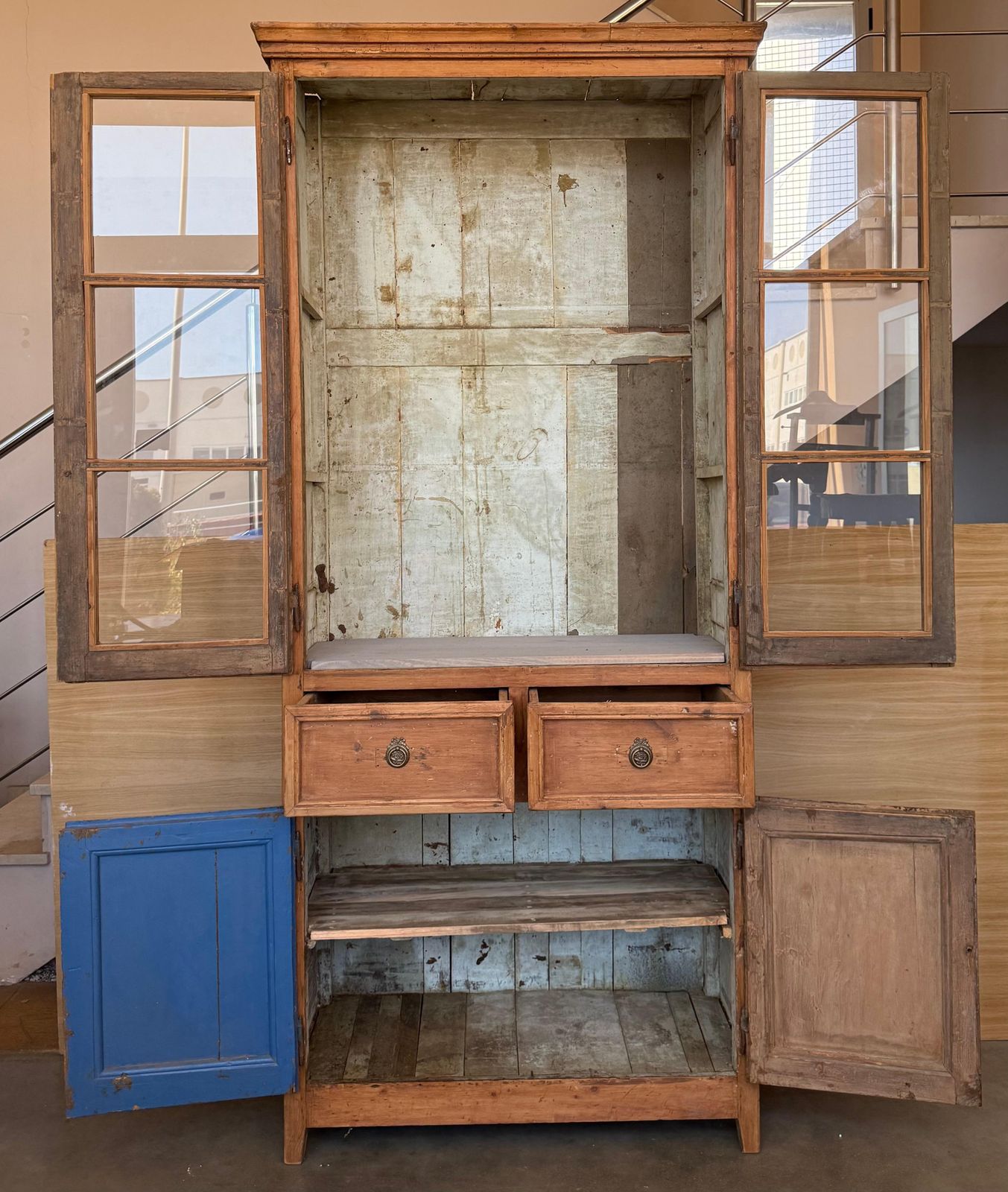 Armoire ou bibliothèque XIXe siècle, grande et étroite, avec vitrine en verre, en pin photo vinterior