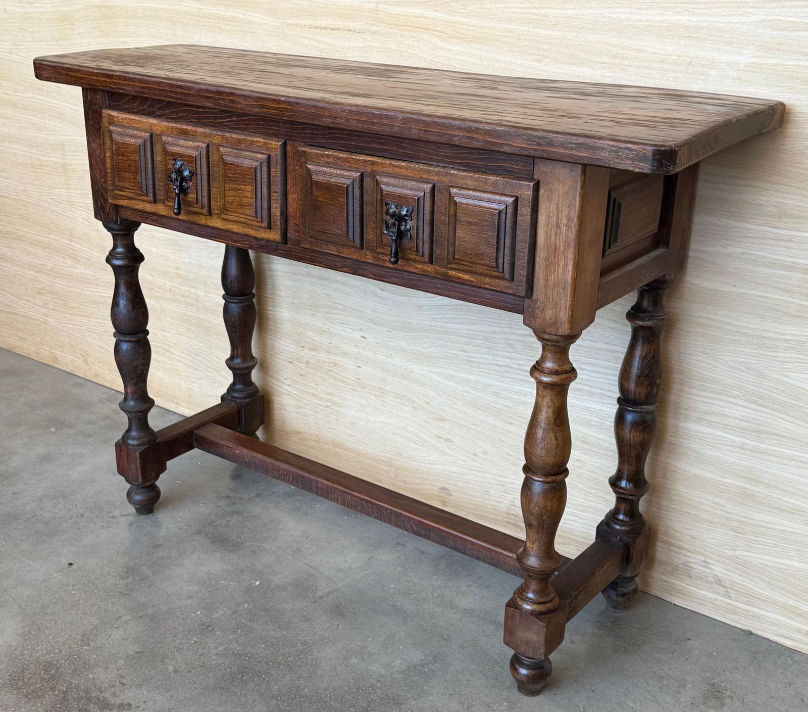 Console espagnole à deux tiroirs sculptés, années 1940 photo vinterior