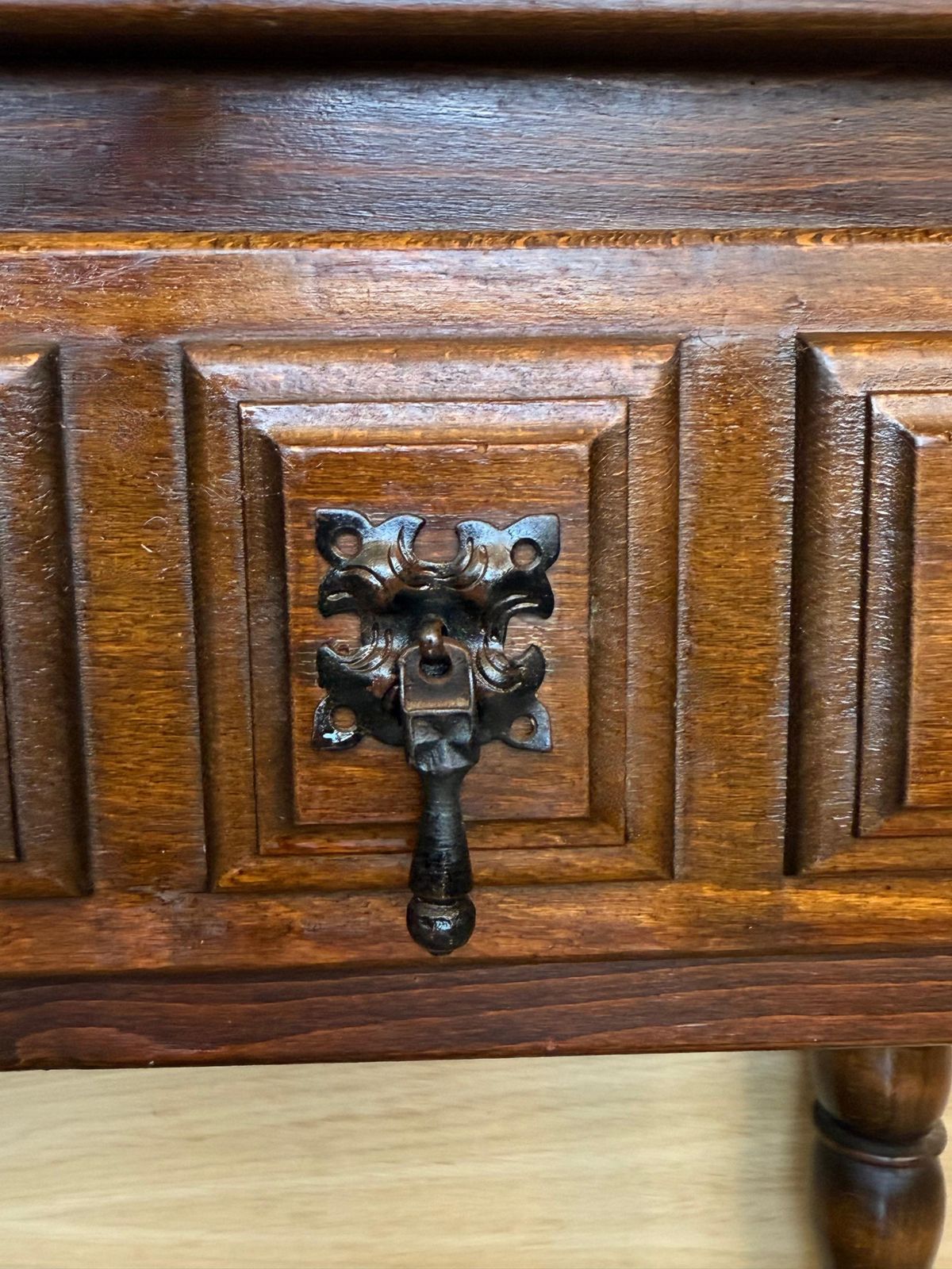 photo furniture Console espagnole à deux tiroirs sculptés, années 1940