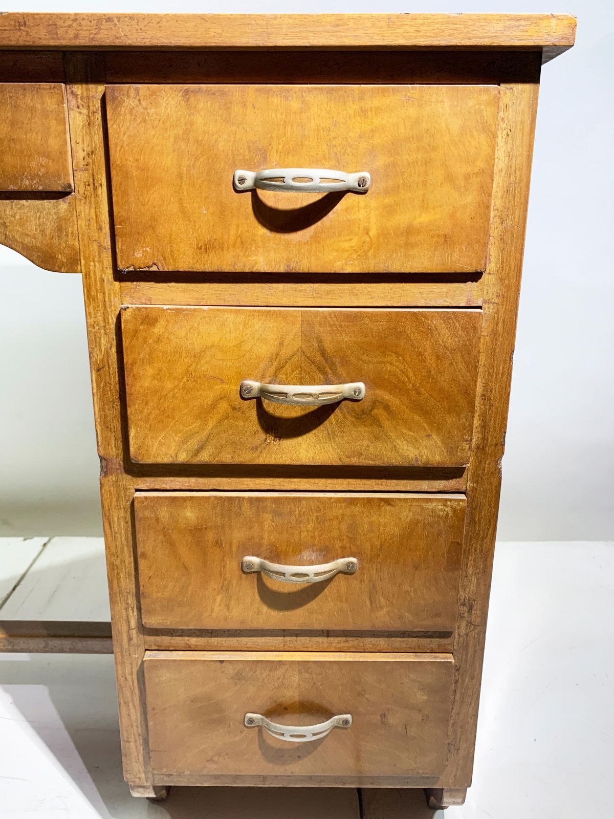 Mid 20th Century Figured Wood Desk In Walnut With Five Drawers, Circa 1940 photo vinterior