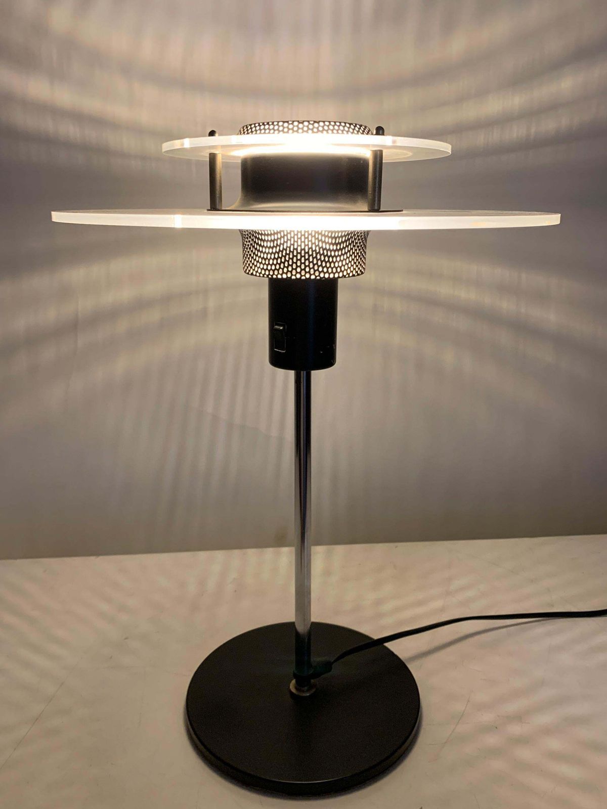 photo vinterior Space Age Cirkel Ikea Table Lamp Plexiglass (Acrylic) And Metal, 1990