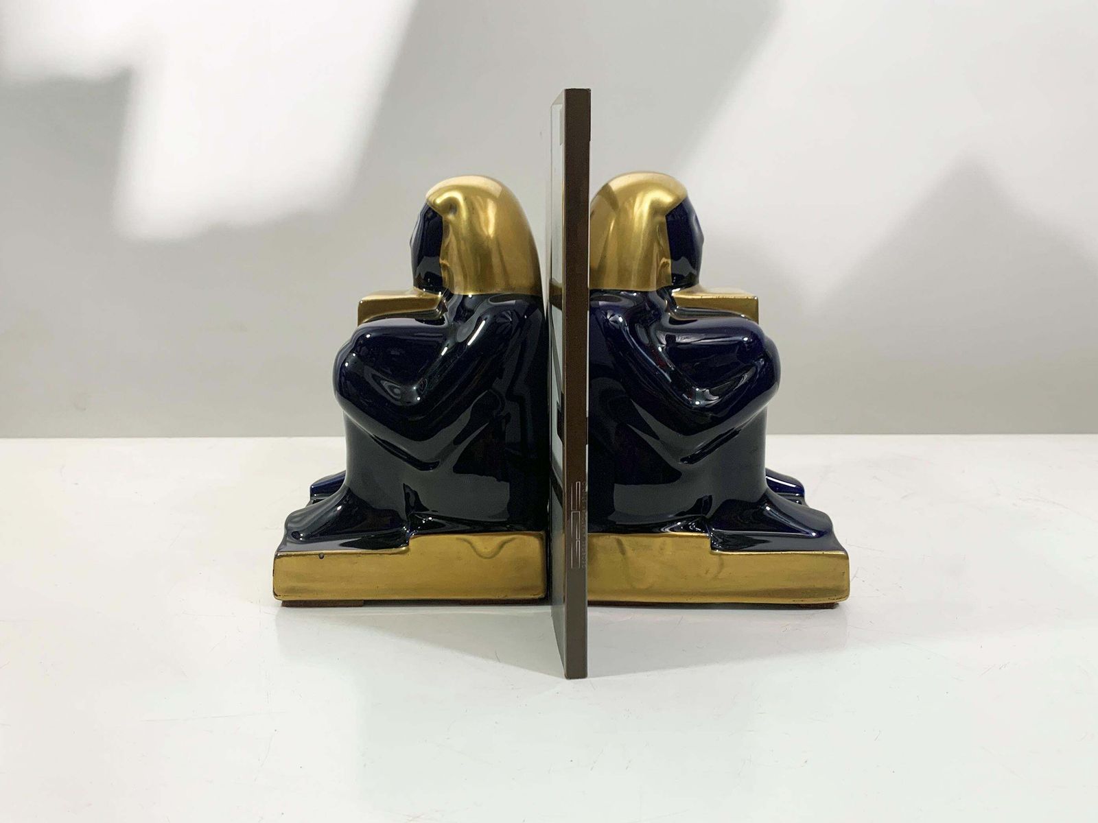 photo vinterior Mid 20th Century French Egyptian Revival Ceramic Bookends In Deep Navy/Goldcolor