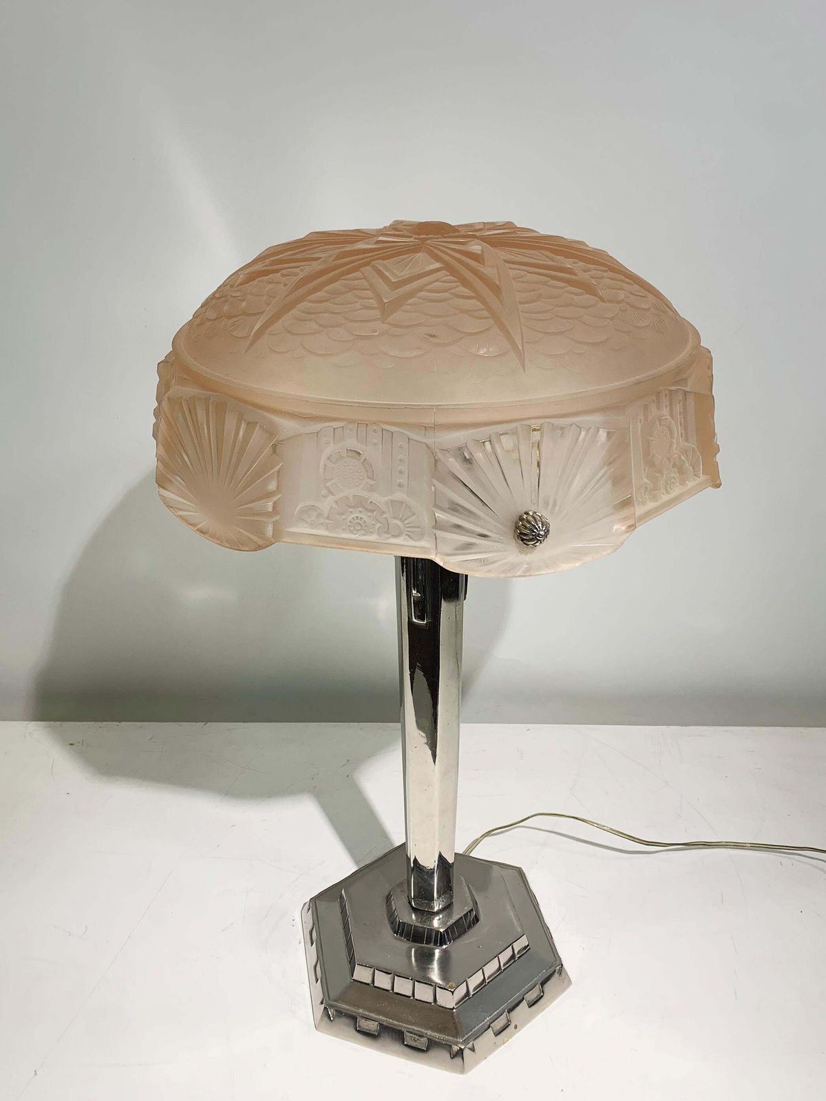 Art Deco Table Lamp In Press Molded Glass Signed "Muller Frères Luneville" photo vinterior