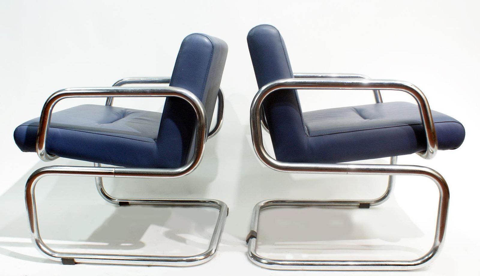 Pair Of Cantilever Leather Lounge Chairs Manufactured By Thonet In 1980 photo for sale