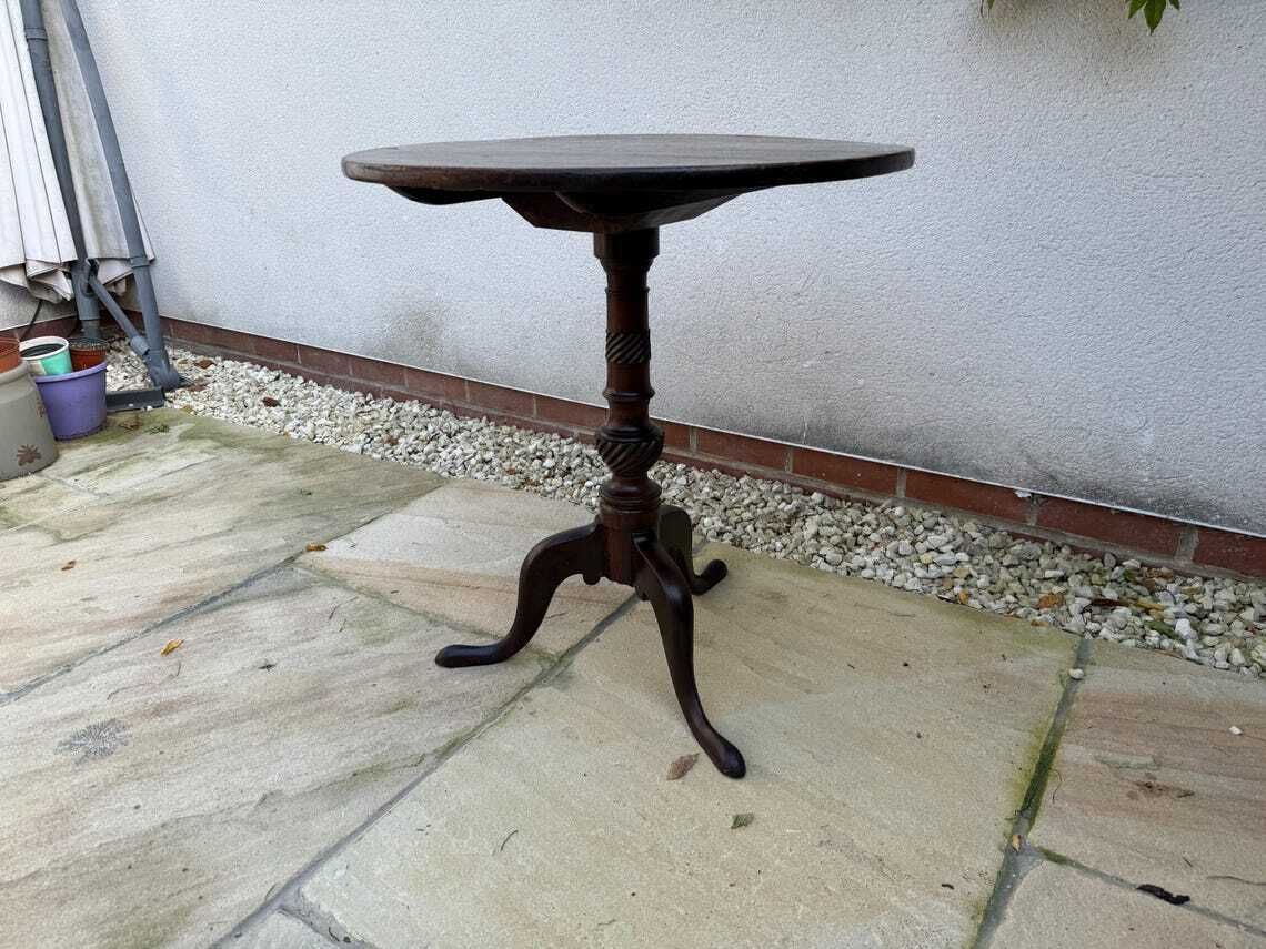 photo furniture Antique Georgian Table Drop Tilt Top Tripod Table With Tripod Base