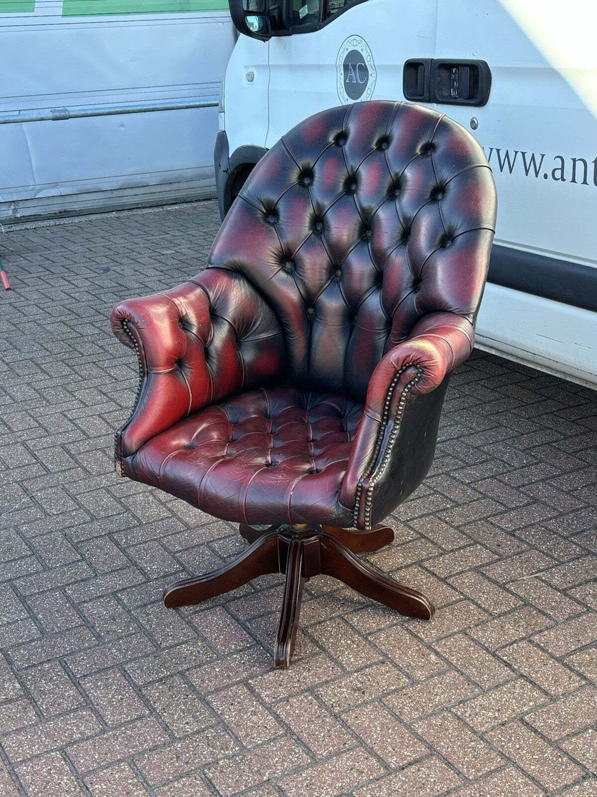 Red Leather Chesterfield Directors Swivel Armchair photo vinterior