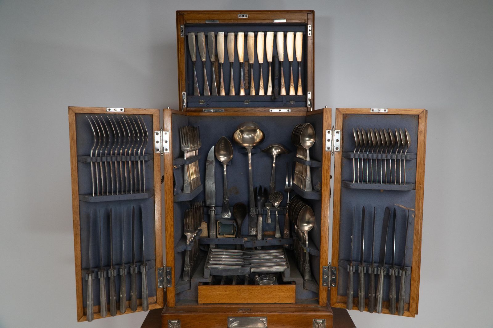photo vintage Wmf. A 12 Person Cutlery Service In Original Stylized Secessionist Oak Cabinet