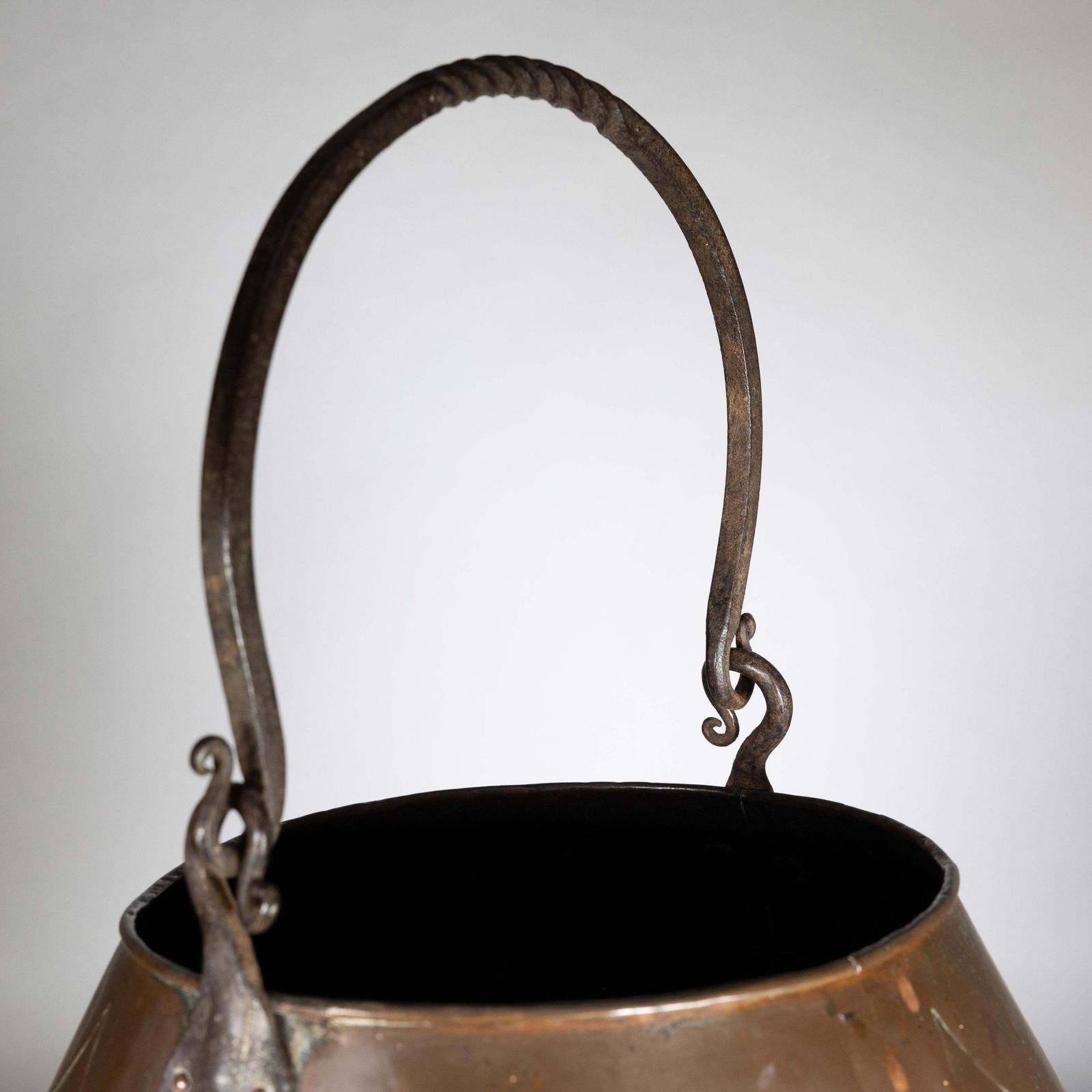 photo vintage An Arts And Crafts Copper Coal Bucket With Stylized Heart Decoration