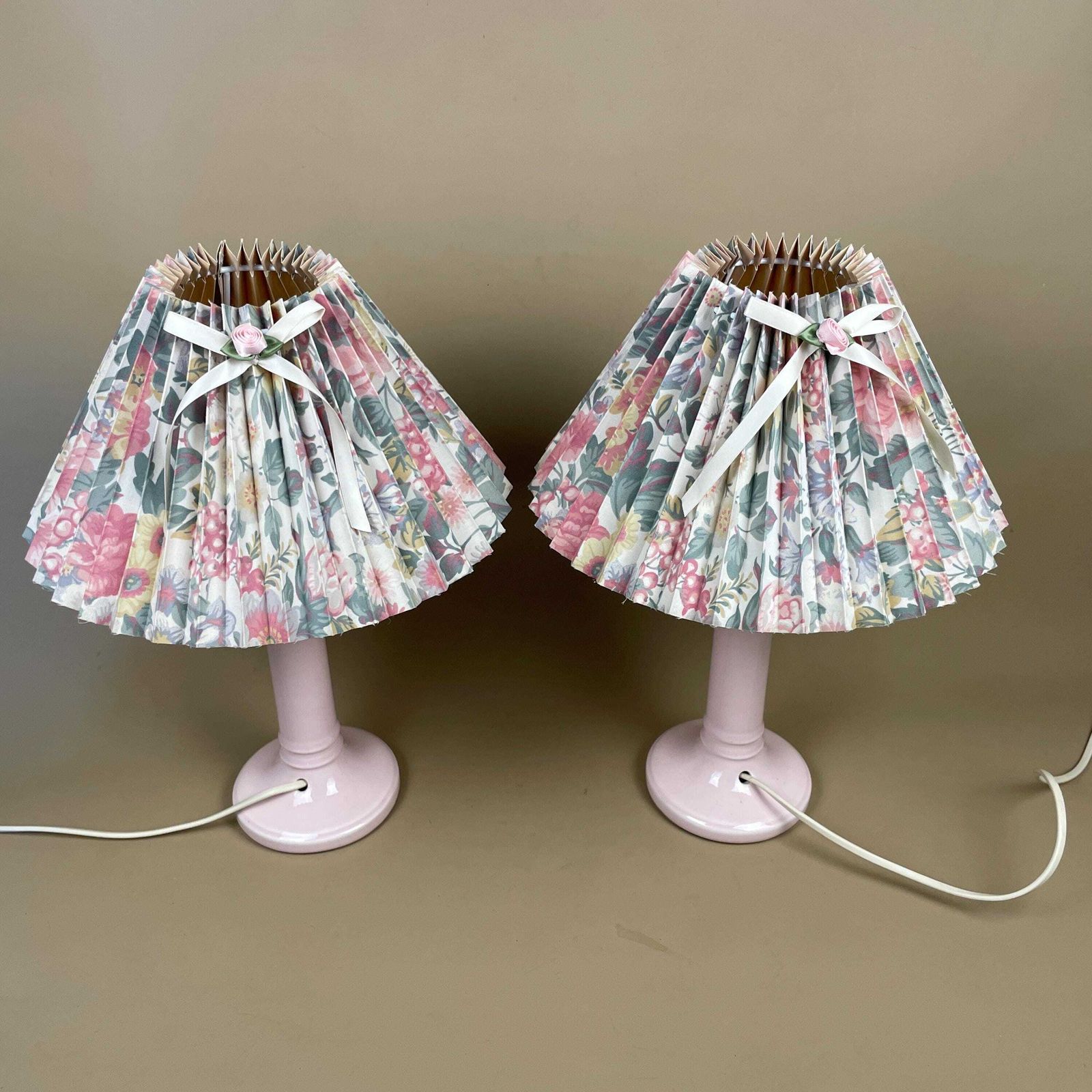 Pair Of Vintage Ceramic Lamps Lights Bedside Side Table Pink Antique Lamp Light Cottage Farmhouse Set 2 Matching Pleated Floral Lampshade photo vinterior