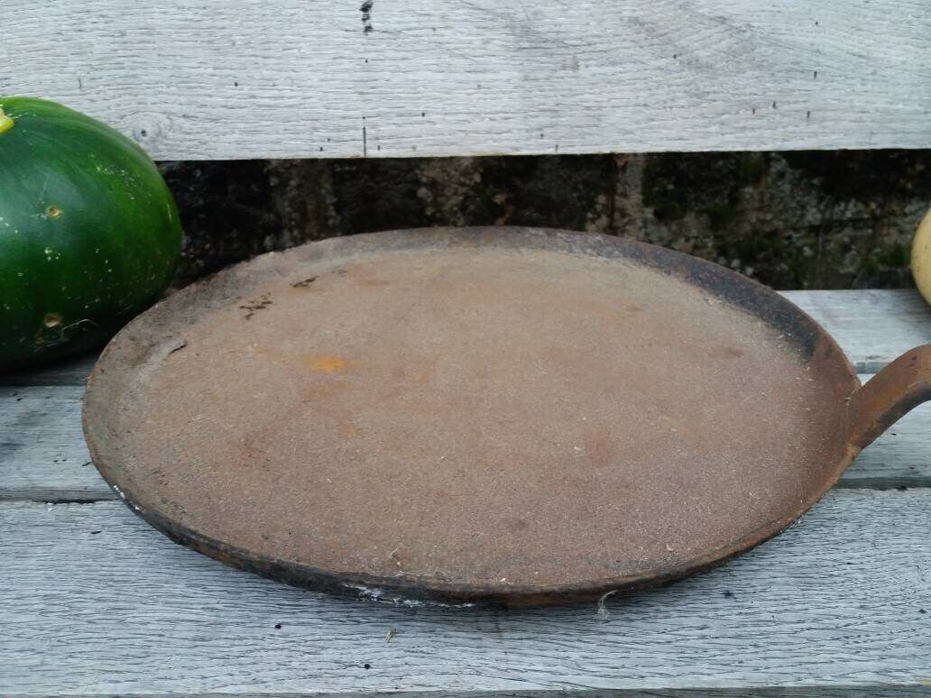 photo vintage Large Antique Iron Frying Pan: Hand Forged Open Fire Skillet