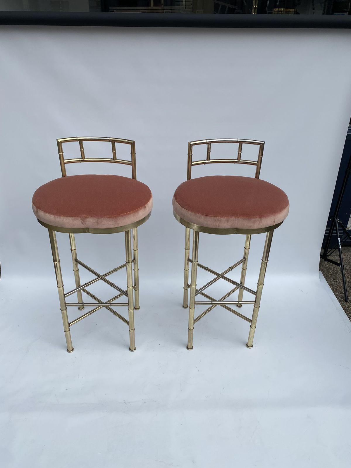 1970s Pair Pink Dedar Velvet Brass Faux Bamboo Bar Stools Hollywood Regency Breakfast Bar Kitchen photo vinterior