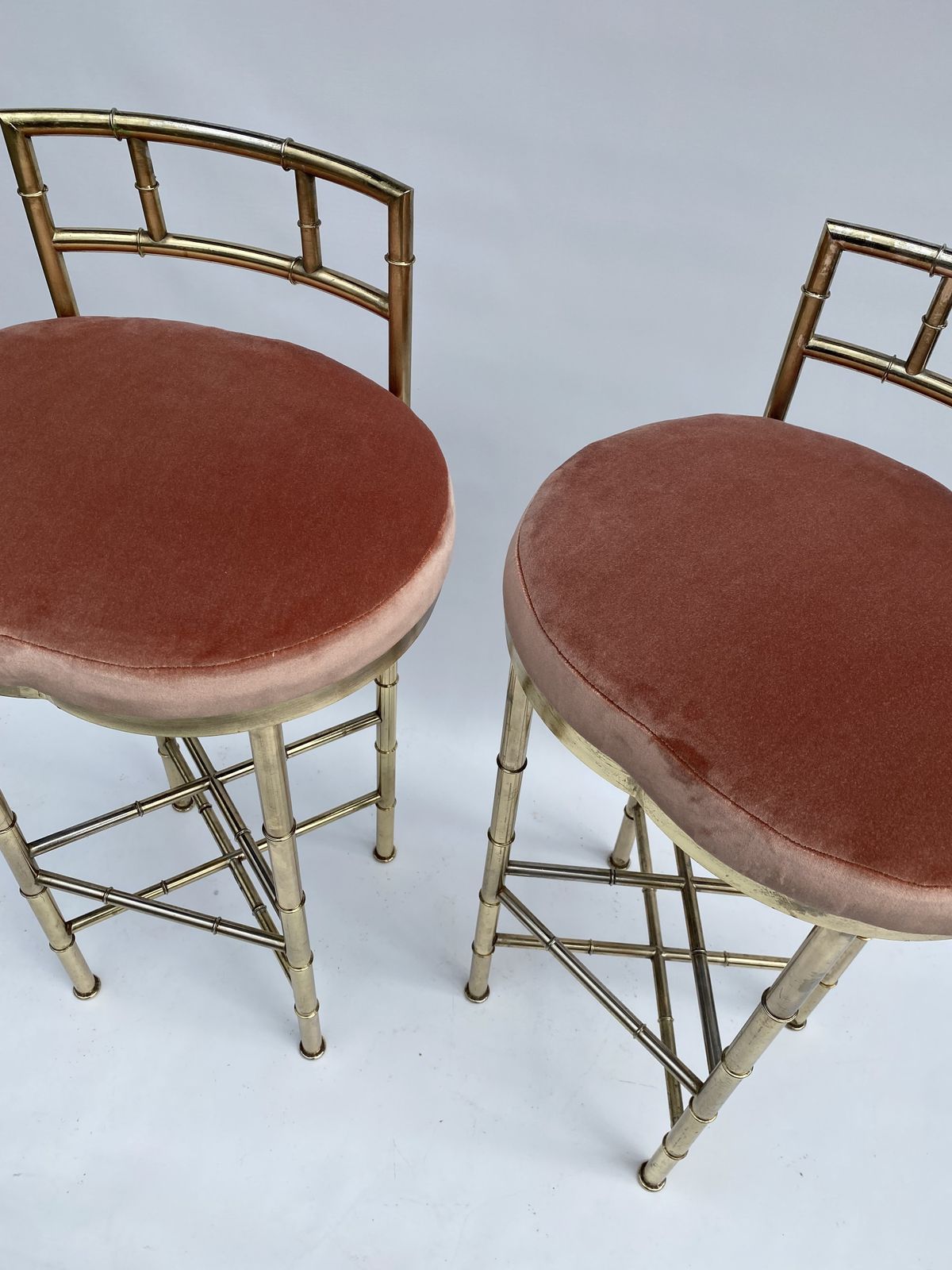 photo vinterior 1970s Pair Pink Dedar Velvet Brass Faux Bamboo Bar Stools Hollywood Regency Breakfast Bar Kitchen
