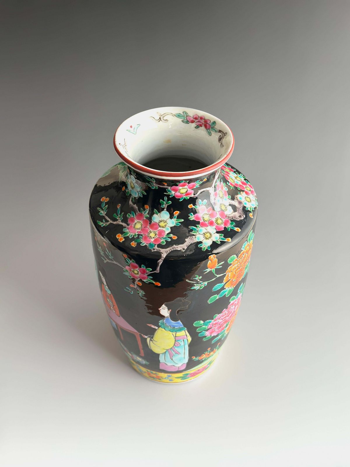 Japanese Porcelain Famille Noire Rouleau Shaped Vase By Yamatoku, Arita, 1950s photo vinterior